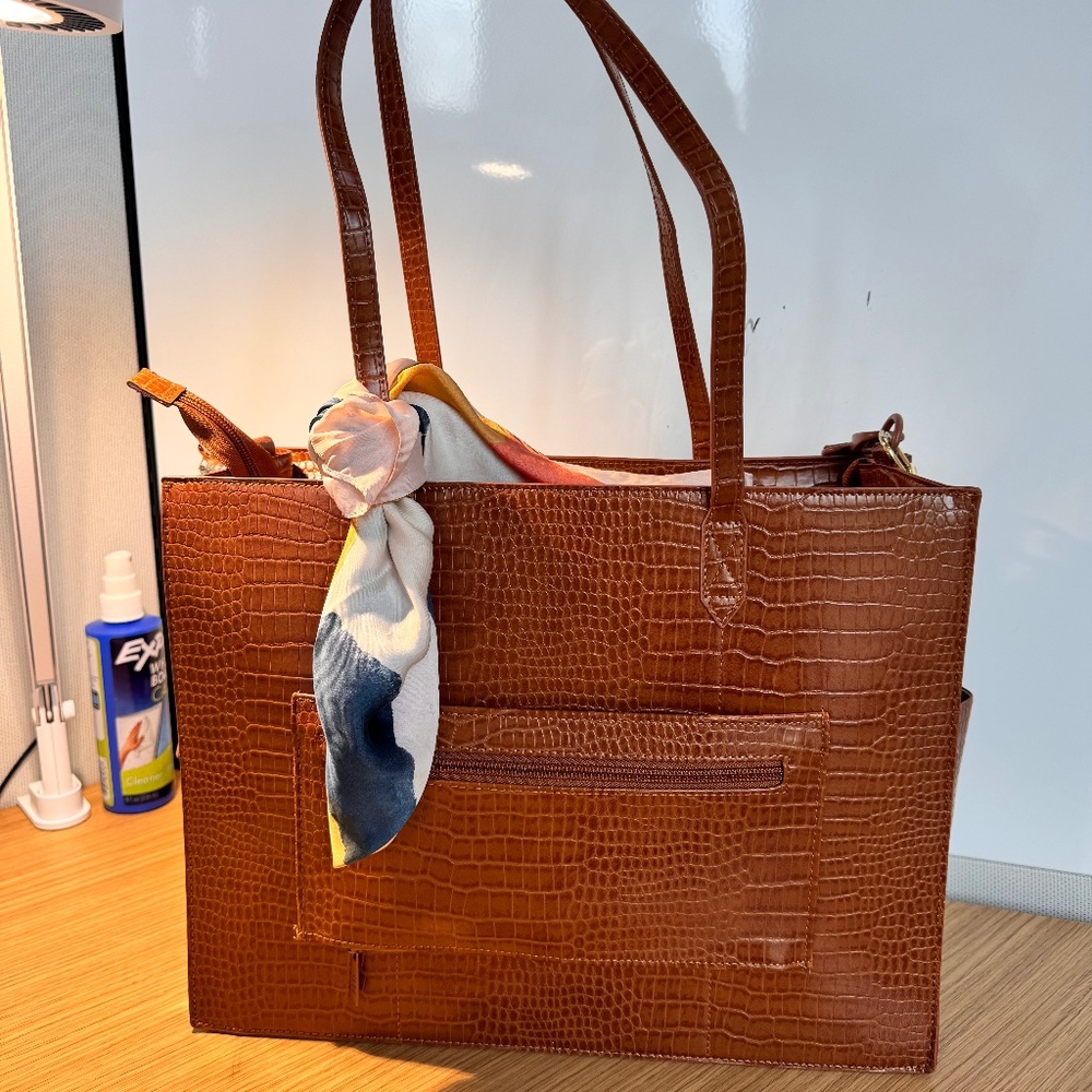 Bees work tote